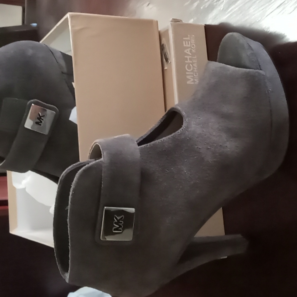 Heels - Picture 4 of 4
